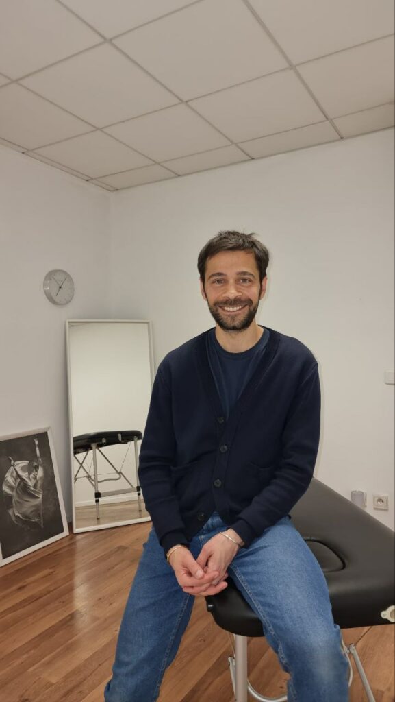 Fabrice Nowak assis dans son cabinet