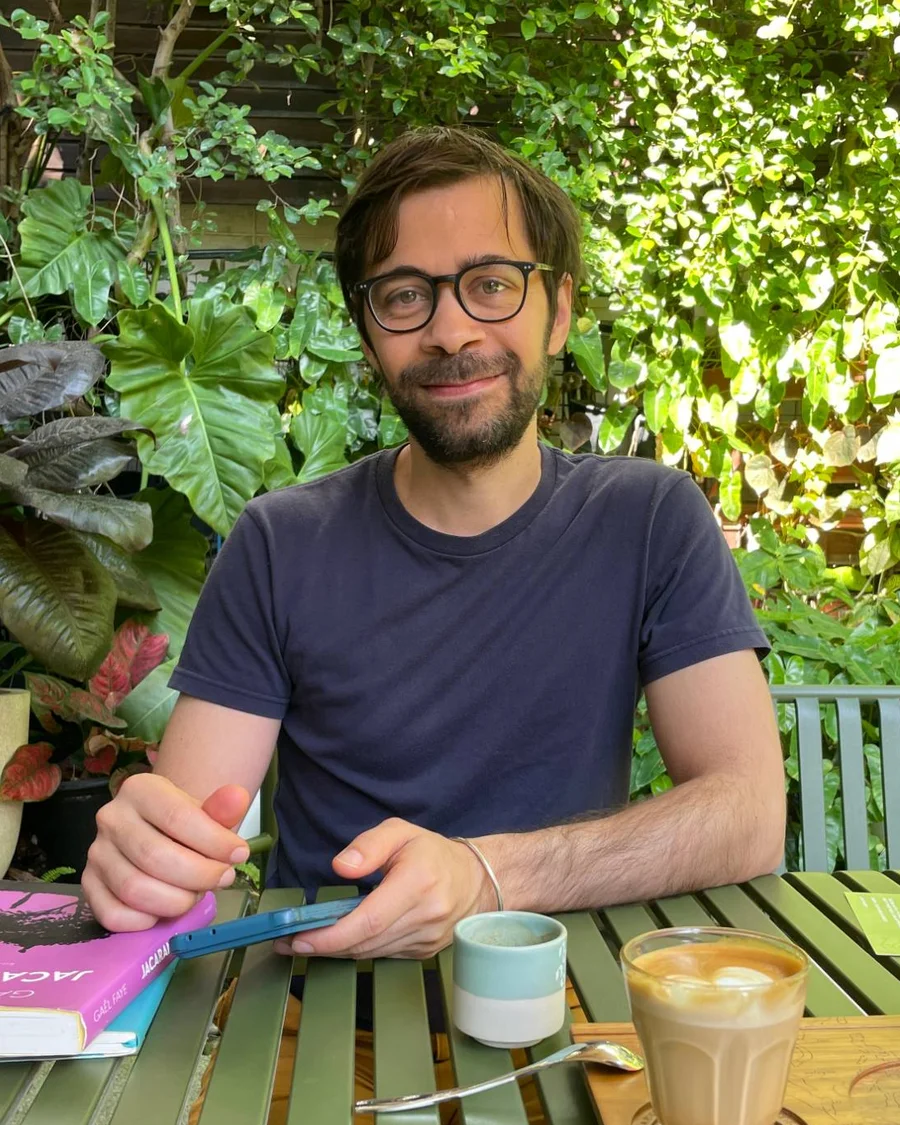 Fabrice Nowak, souriant, attablé en terrasse